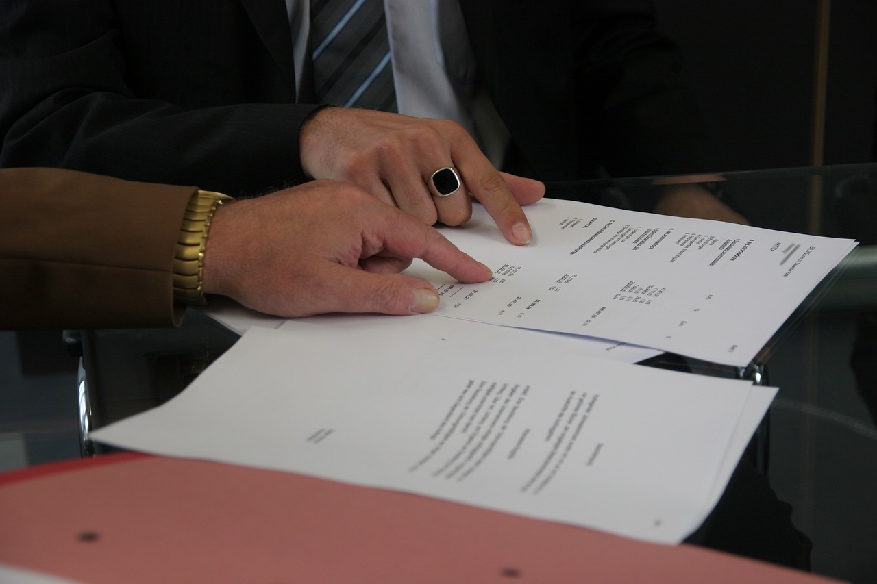 Comment rédiger une note de service : exemple, format et importance